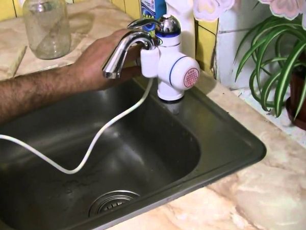 Горячая вода чем греем. Проточный кран водонагреватель электрический для кухни под мойку. Нагреть воду в ванной. Отключили горячую воду электронагреватель воды. Прибор для горячей воды.