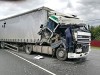 Водитель оказался заблокированным в результате столкновения двух грузовиков