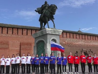 Песню «Вперед, Россия!» исполнили коломенские студенты перед стенами кремля