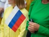 Российские триколоры раздают озерчанам в День Государственного флага