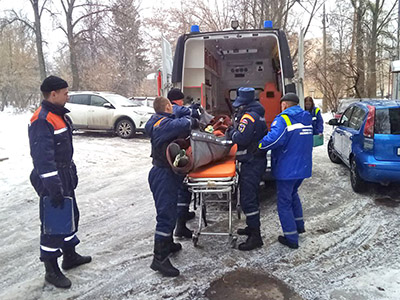 В Коломне спасатели помогли медикам в транспортировке тяжелобольного человека
