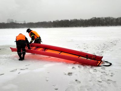 Тренировка по спасению людей, провалившихся под лед, прошла в Коломне