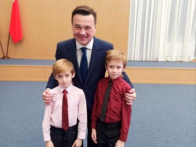 Семья из Коломны получила награду из рук губернатора Подмосковья и уполномоченного по правам ребенка при президенте
