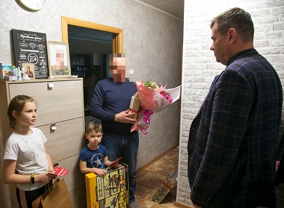 Александр Гречищев, Игорь Исаев и Роман Андросов вручили подарки семье участников СВО
