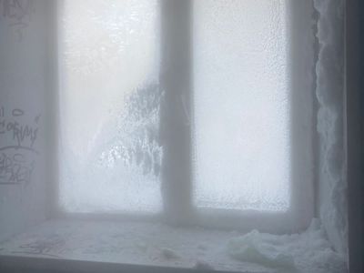 Ситуацию в коломенском доме, где из-за аварии замерзли окна в подъездах, прокомментировали в ДГХ