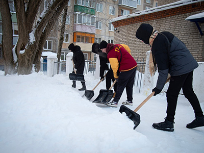 На очистку коломенских дворов от снега вышел студенческий десант колледжа «Коломна»