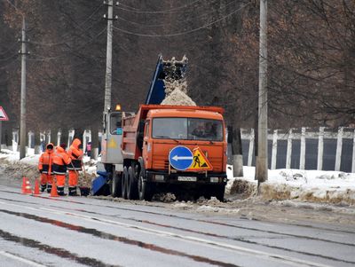 Более 100 тысяч грузовых машин снега вывезли дорожные службы Подмосковья