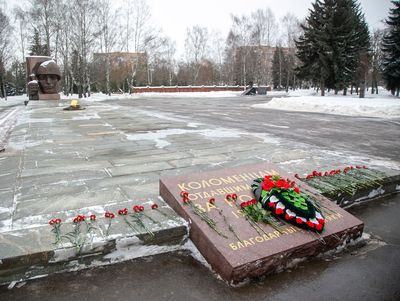 Представители Совета ветеранов Коломны возложили цветы к Вечному огню