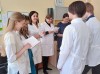 Ученики медицинского класса поздравили докторов Коломенской больницы