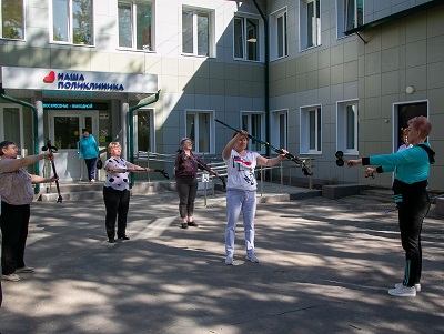 В Коломенской больнице начались занятия по скандинавской ходьбе