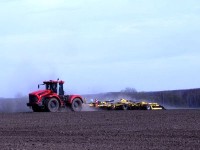 Заброшенные пашни в Озерах возвращают в сельхозоборот