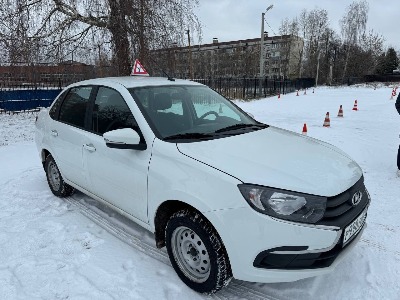 Радужненская школа получила новый автомобиль для обучения старшеклассников вождению