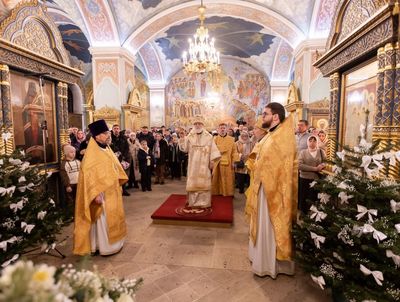 Рождественскую службу в Тихвинском храме возглавил митрополит Крутицкий и Коломенский