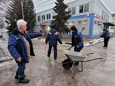 После обращения жителей наледь на территории Коломенской больницы устранили