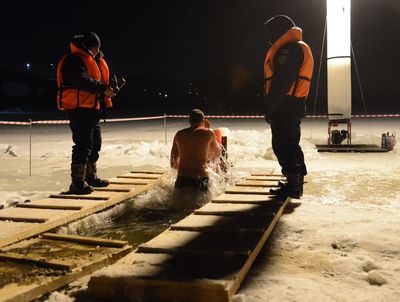 Во время крещенских купаний в Коломне спасатели и медики будут работать до четырех утра